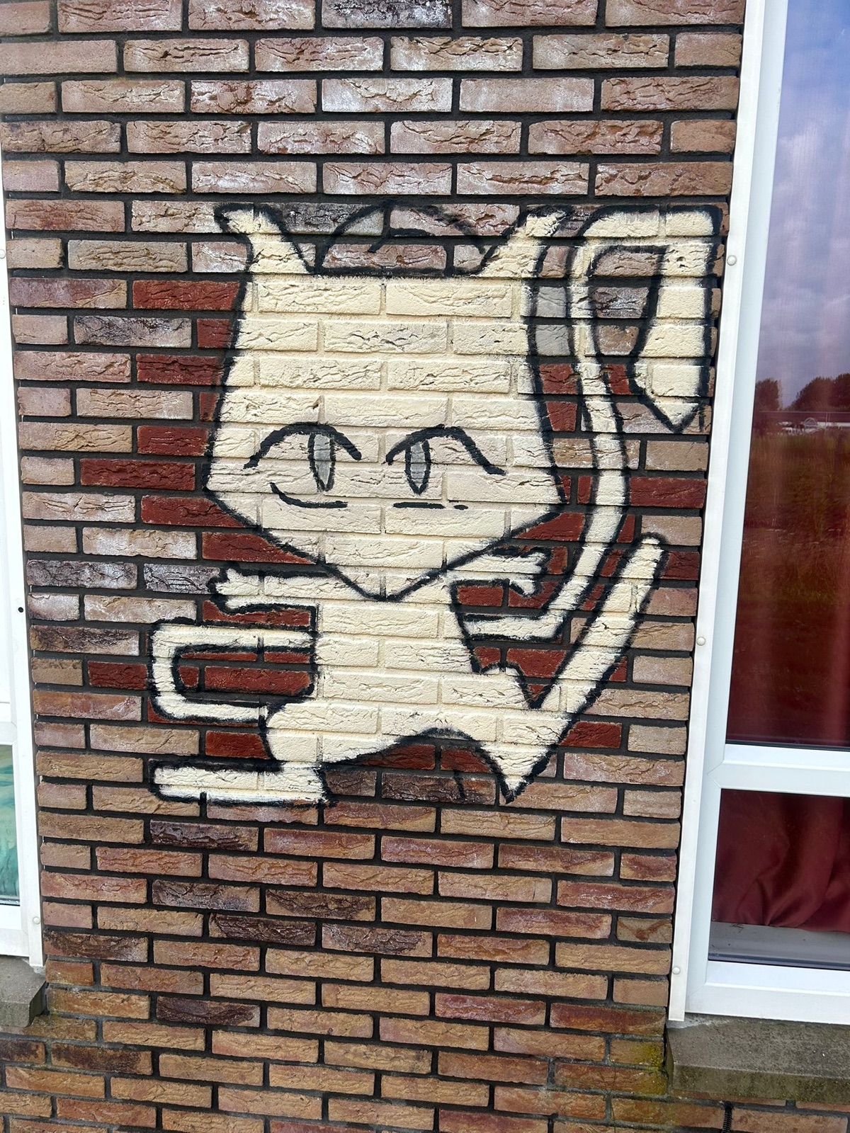 Gevel met graffiti voor de reiniging