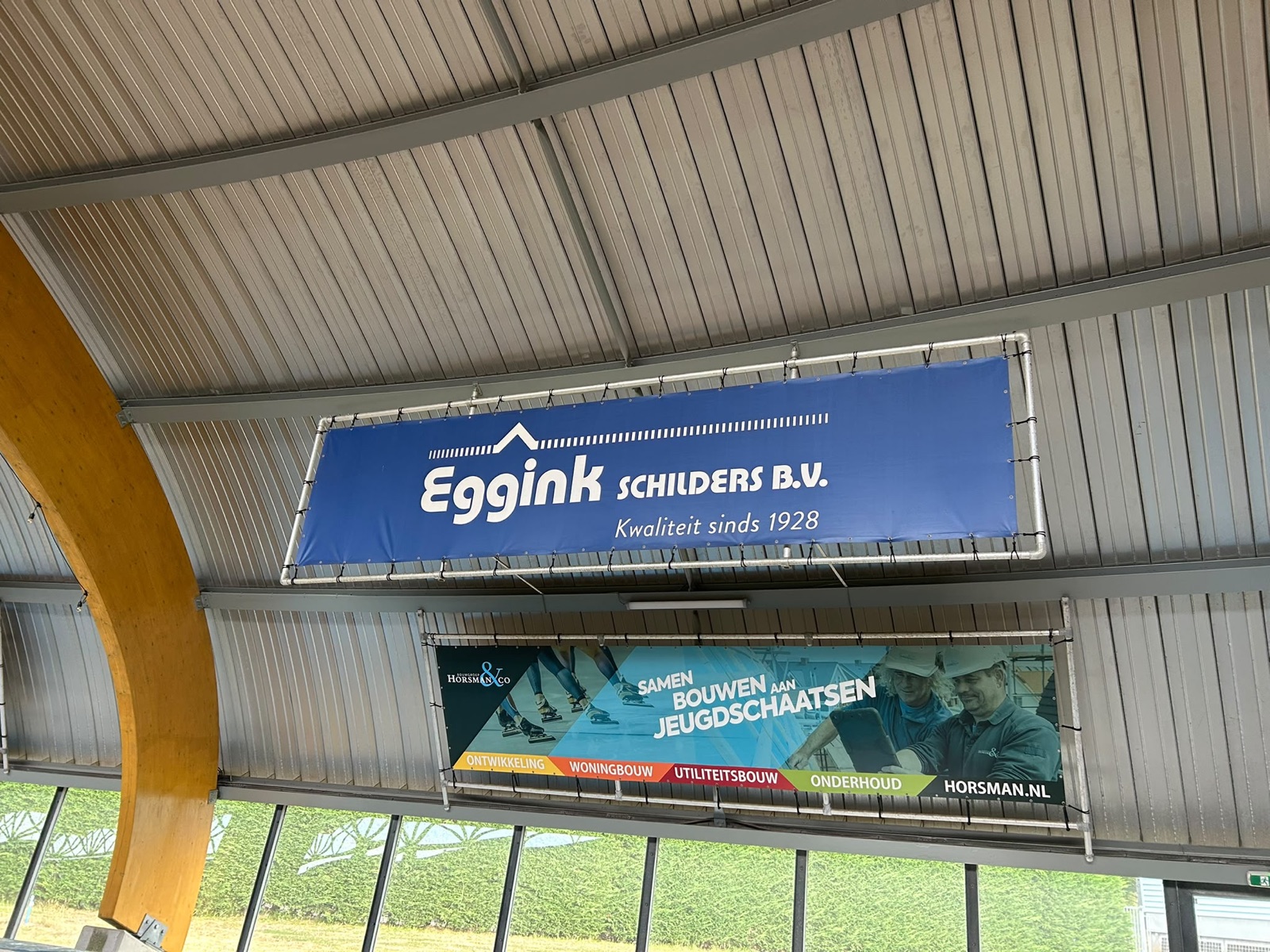 Reclamebord van Eggink Schilders bij de IJsbaan van Haarlem