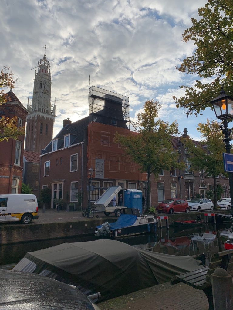 Buitenschilderwerk aan VvE Bakenessergracht/Vrouwestraat.