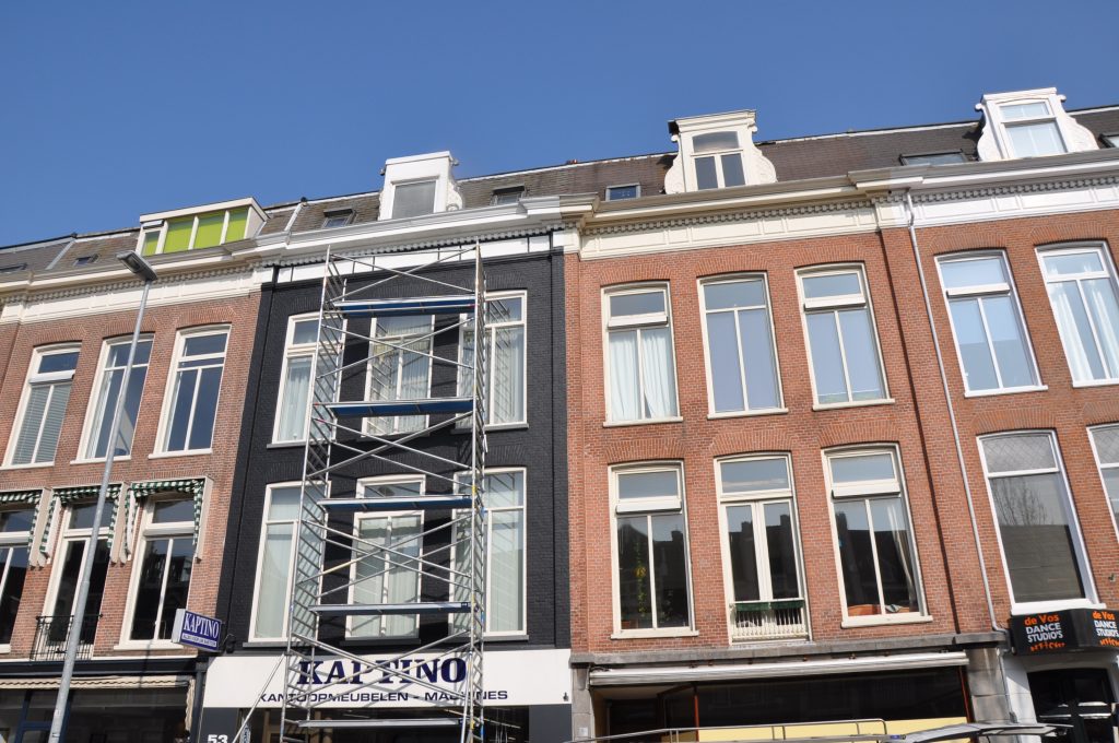 Schilderwerk aan de voorgevel van Kaptino, Zijlweg te Haarlem