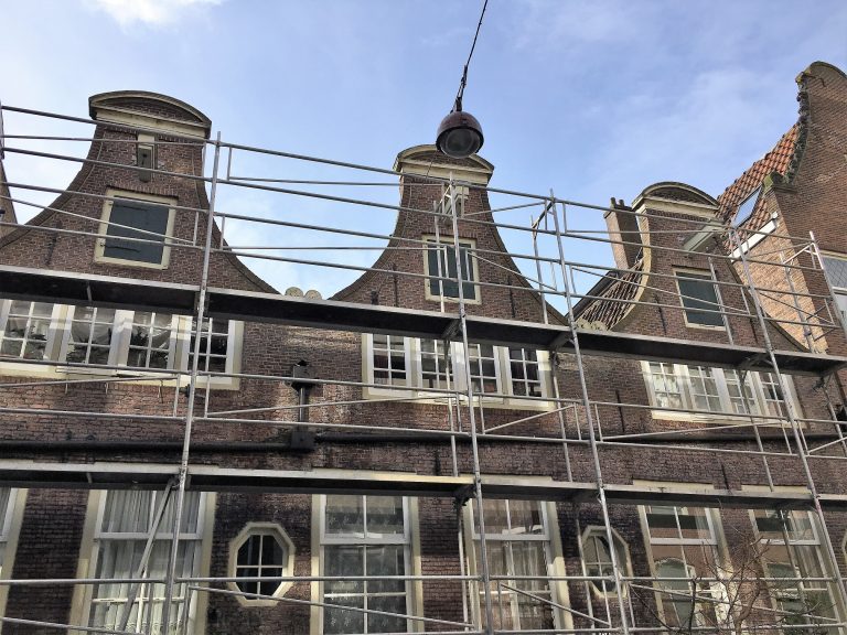 Buitenschilderwerk aan de Goudsbloemstraat te Amsterdam.