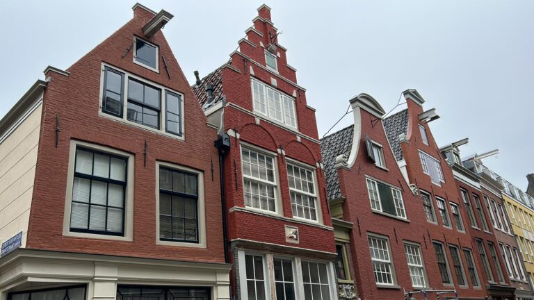 Schilderwerkzaamheden aan de Egelantiersgracht te Amsterdam